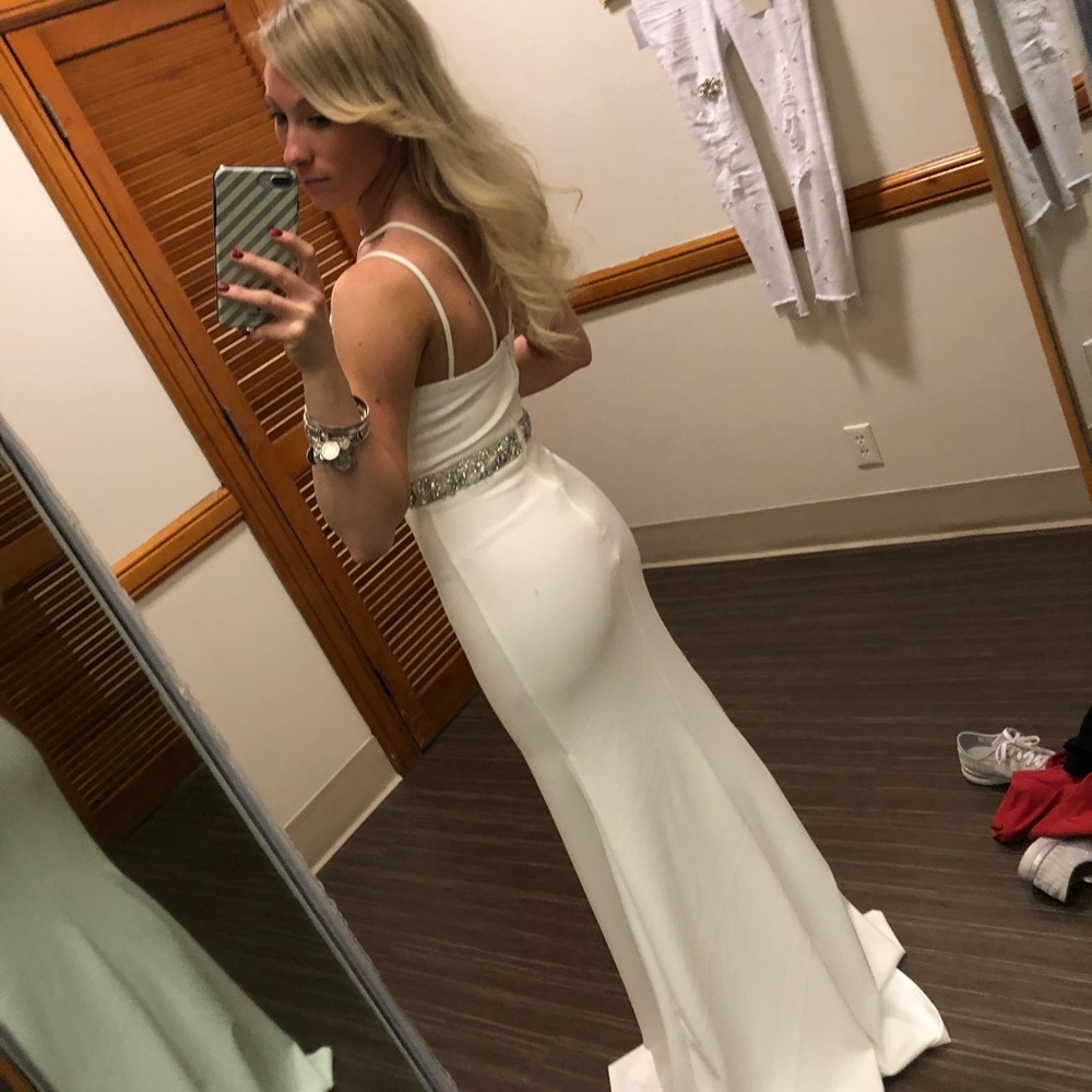 White gown - Picture 2 of 10